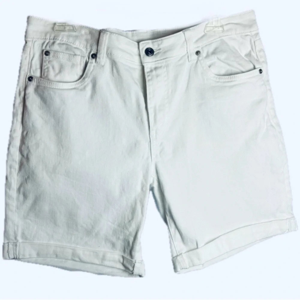 NWOT Celebrity Pink Cuffed White Bermuda Blossom Shorts RE Generation Mid Rise